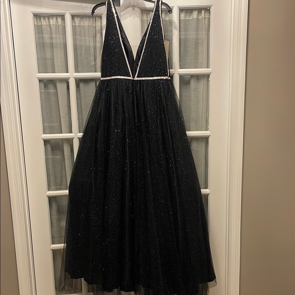 Mac Duggal Black Glitter Evening Dress - Picture 4 of 8